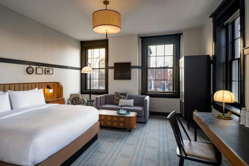 Ein Bett oder Betten in einem Zimmer der Unterkunft Visitation Hotel Fredrick, a Tribute Portfolio Hotel