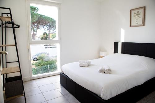 a bedroom with a bed with two towels on it at CASA LEIA - À 4 min de la plage, avec Wifi in Sainte-Marie-la-Mer