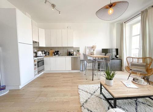 un salon avec une table et une cuisine dans l'établissement Les Mimosas, à Cannes