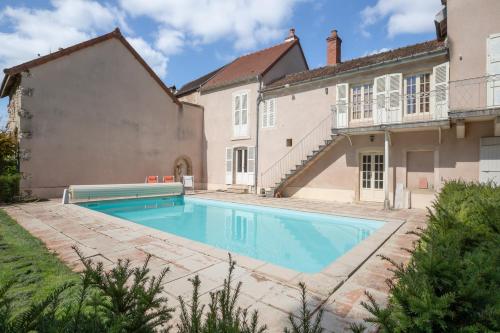 une piscine devant une maison dans l'établissement Villa Fémina, à Savigny-lès-Beaune