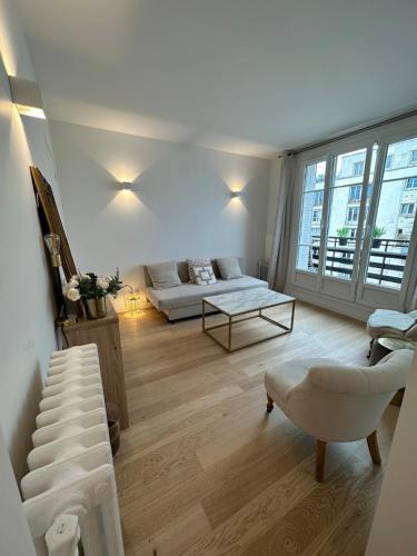 un salon avec un canapé et une table dans l'établissement Eiffel Tower view Arc Triomphe Champs Elysées area, à Paris