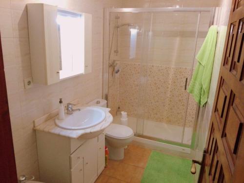 Un baño con inodoro, lavabo y ducha. en Tropicana Park Fase II - TP33 Duplex bungalow, en Denia