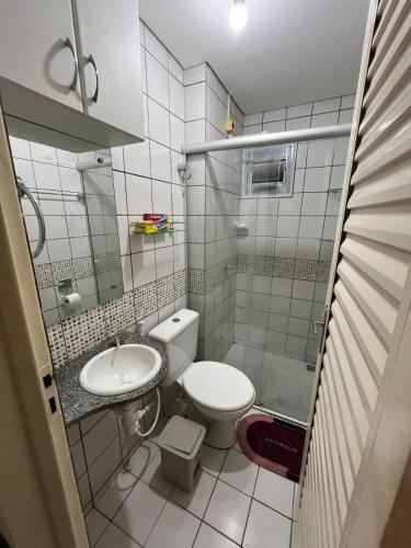 une petite salle de bain avec toilettes et lavabo dans l'établissement Apartamento em Teresina - diária ou temporada, à Teresina