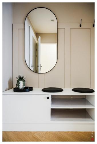 une salle de bain avec deux lavabos et un miroir dans l'établissement Élégante maison entre Paris et Disney avec parking, à Bailly-Romainvilliers