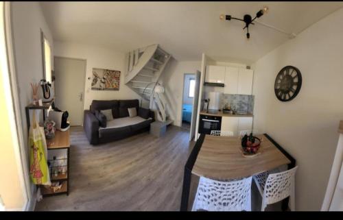 - un salon avec un canapé et un escalier dans l'établissement 50m DE LA PLAGE, CLIM, JOLI APPARTEMENT 6p, SECTEUR GRANDE PLAGE, au Barcarès
