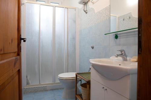 a bathroom with a toilet and a sink and a shower at Villa Paola Vista Mare - Fronte Mare - Free Parking - Wi-Fi in Terracina