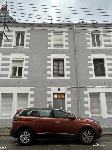 un suv brun garé devant un bâtiment dans l'établissement L'escale Nantaise - Gare de Nantes - WIFI, à Nantes
