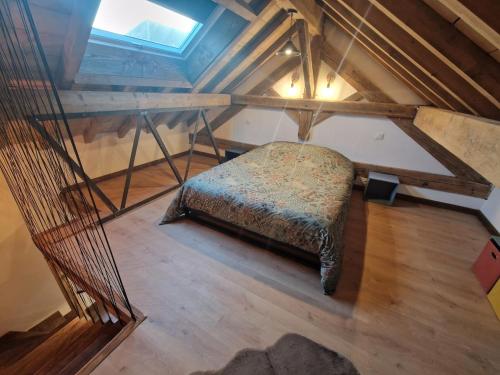 - une chambre mansardée dans l'établissement L'Escouflette, à Rochesson