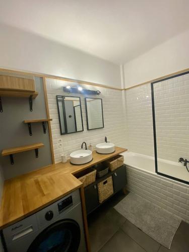 une salle de bain avec deux lavabos et une machine à laver dans l'établissement Nice Ouest Caucade- Beautiful 2P, AC, Clim, à Nice