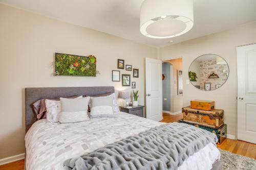 Un dormitorio con una cama grande en una habitación. en Walk to City Park Chic Home with Hot Tub and Yard, en Denver