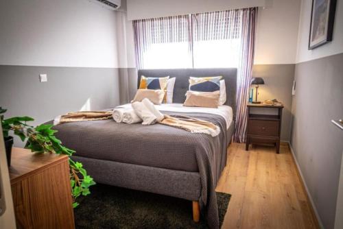 Postel nebo postele na pokoji v ubytování Stylish Newly Renovated Flat, 250 Meters from the Beach, Central Location with Free Parking