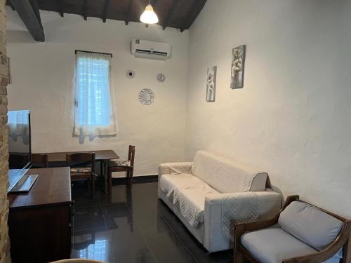 un salon avec un canapé et une table dans l'établissement Villa Lidia, à Quartu SantʼElena