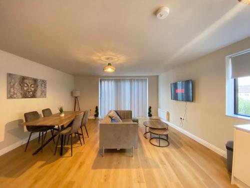 TV a/nebo společenská místnost v ubytování Balcony Sky- View London Apartment