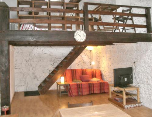 - un salon avec une mezzanine dotée d'un canapé et d'un réveil dans l'établissement Maison charmante avec terrasse et jardin à Noves, à Noves