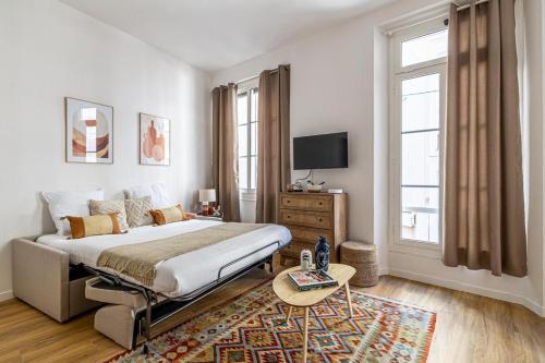 - une chambre avec un grand lit et une télévision dans l'établissement 13 ANDRE1 - Cozy studio 100m from the Croisette and the beaches, à Cannes