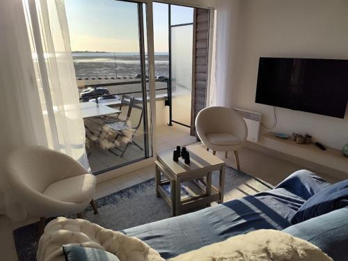 a living room with a view of the ocean at Vue baie à l'infini in Le Crotoy