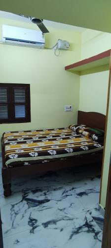 蒂鲁瓦纳马莱Sree Akshayam Rest House 2 bhk的房间里有一张床的卧室