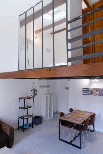 Photo de la galerie de l'établissement Magnifique Duplex Climatisé Centre-ville Réformé Canebière, à Marseille