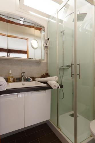 Photo de la galerie de l'établissement Magnifique Duplex Climatisé Centre-ville Réformé Canebière, à Marseille