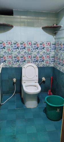 蒂鲁瓦纳马莱Sree Akshayam Rest House 2 bhk的一间带卫生间和桶的浴室