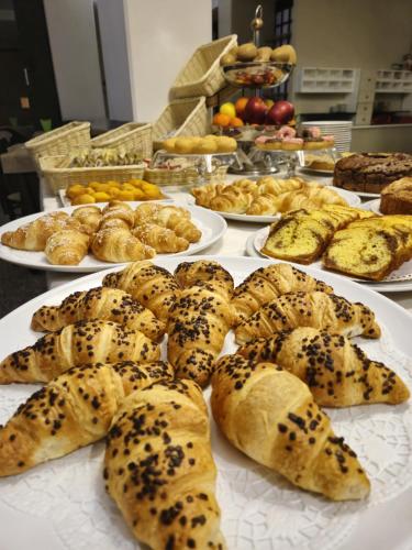 un tavolo con diversi piatti di pasticcini e torte di Hotel Junior a Rimini