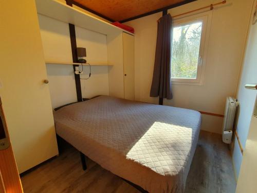 Postel nebo postele na pokoji v ubytování Les Chalets du Quignon