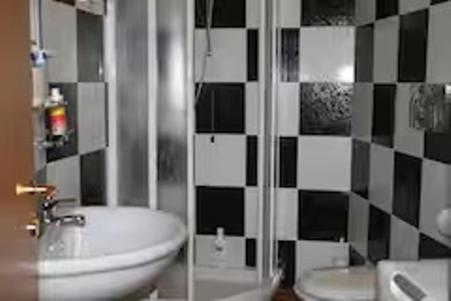 Et badeværelse på Villa con piscina sul mare sud Sardegna