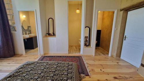 Cette chambre dispose d'un couloir avec un tapis. dans l'établissement Aux roses de Cèdres chambre Savane, à Salvagnac