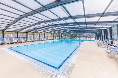 Bazén v ubytování Camping Paradis Val de Coise nebo v jeho okolí
