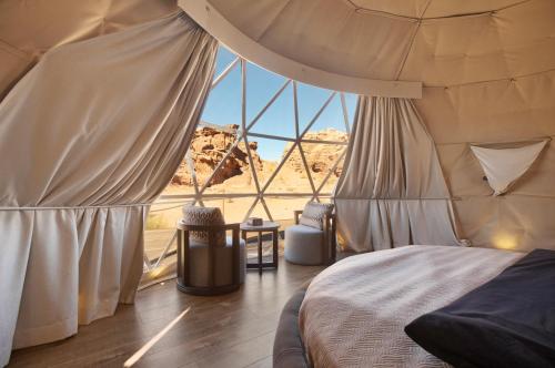 Ένα ή περισσότερα κρεβάτια σε δωμάτιο στο Palmera Camp Wadi Rum