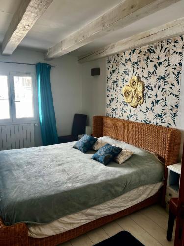 une chambre avec un lit avec deux oreillers dessus dans l'établissement Jolie maison chaleureuse, à Sainte-Tulle