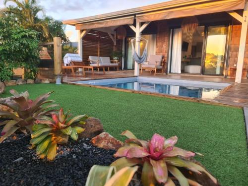 a backyard with a swimming pool and green grass at Horizon Lodges in Saint-Claude