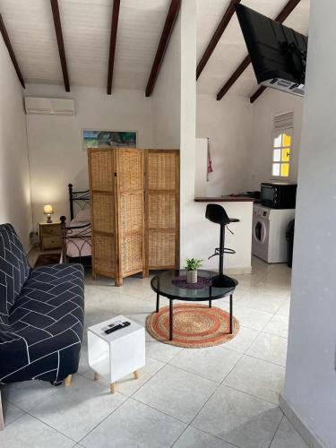 Posezení v ubytování Studio Cosy avec espace piscine à la villa Boucard