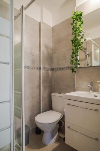 une salle de bain avec toilettes, lavabo et douche dans l'établissement Californie 8Pers Parking AC Wifi, à Nice