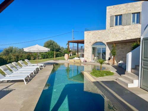 Bazén v ubytování Villa Eirini - Peace and tranquility - a hideaway nebo v jeho okolí