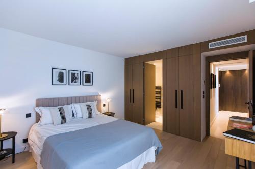- une chambre avec un grand lit et des placards en bois dans l'établissement Astrid, à Cannes
