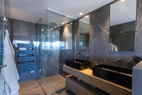 une salle de bain avec deux lavabos et une douche dans l'établissement Astrid, à Cannes