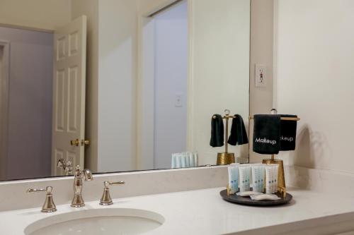 Ένα μπάνιο στο Paradise Loft, 3 Bedroom King Beds, Heart of Downtown, Full Kitchen & Wet Bar, Streaming TV
