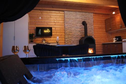 Pod Młyńską Skałą - apartamenty z prywatnym jacuzzi i kominkiem