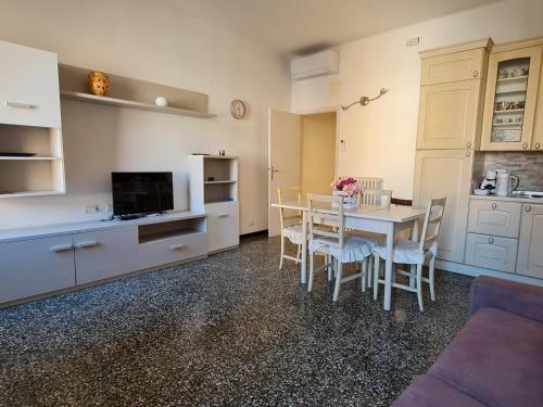 Una cocina y un comedor con mesa y sillas. en Cairoli Home, en Rapallo