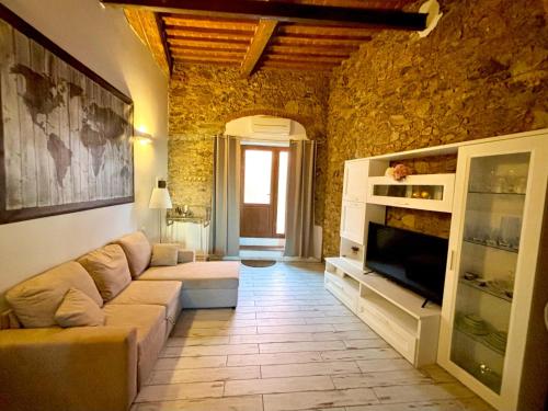 a living room with a couch and a tv at Casa Leo in Capoliveri