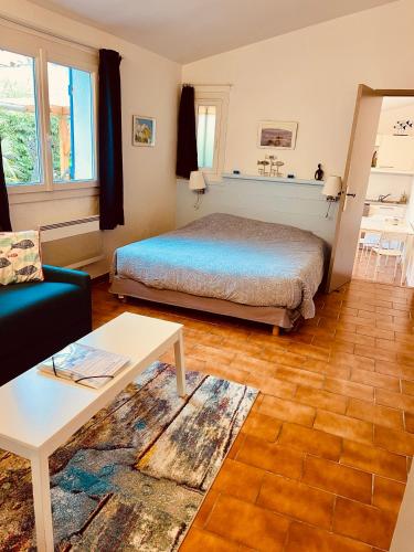 une chambre avec un lit, un canapé et une table dans l'établissement Les deux mas, à Bormes-les-Mimosas