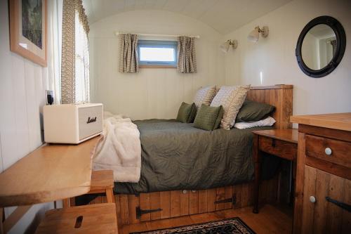 Khu vực ghế ngồi tại Seaside Shepherd's Hut