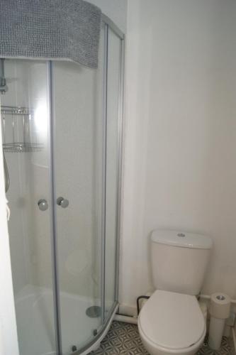 Ένα μπάνιο στο Modern Retreat Near Town & Nature with Stunning Views Entertainment and Parking