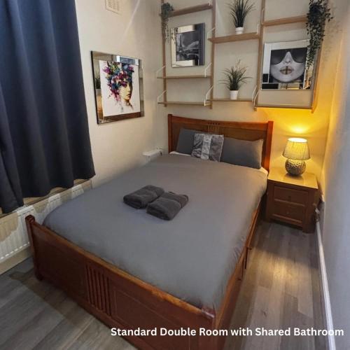 a bedroom with a bed withshared room with shared bathroom at Hendham House in Manchester