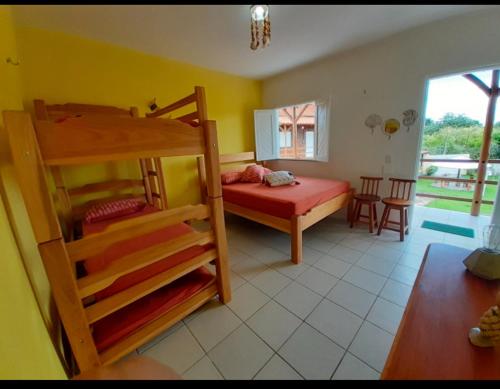 Habitación con litera y dormitorio con litera. en Porto dos lençóis, en Barreirinhas