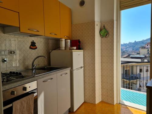 Majoituspaikan View and Relax keittiö tai keittotila