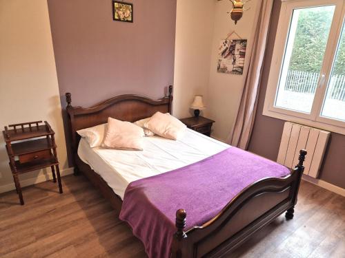 - une chambre avec un lit recouvert d'une couverture violette dans l'établissement Kerlavost6, à Trégastel