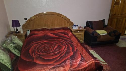 une chambre avec un lit avec une couverture rouge dessus dans l'établissement Hola mola apartments, à Agadir