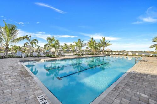 ein großer Swimmingpool mit Palmen im Hintergrund in der Unterkunft Beautiful Home in Paradise in Gateway